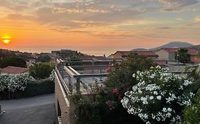 SAPHIR - Vue Mer et Montagne - WIFI FIBRE- PISCINE et GARAGE Privé